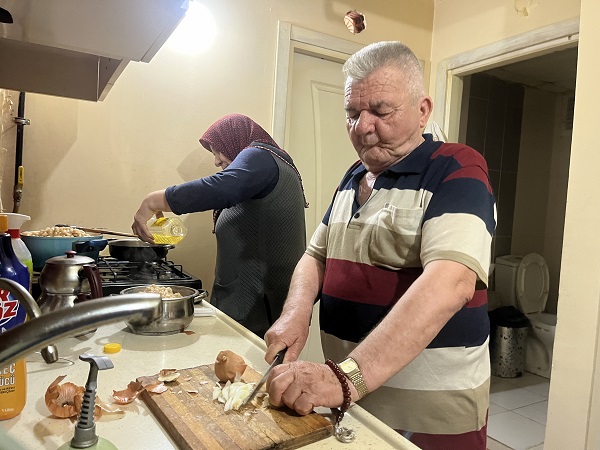 Biri diğerinin sağ eli, biri diğerinin sol eli