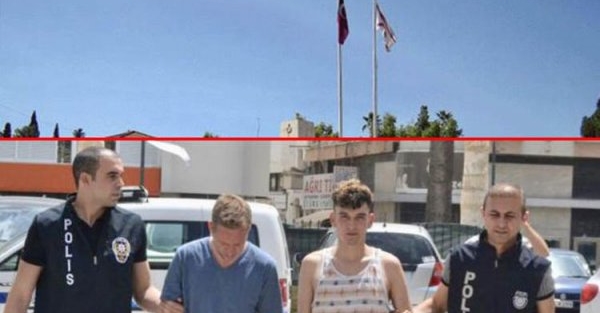 Biri İngiliz biri Fransız! Türk bayrağını indirmeye çalıştılar