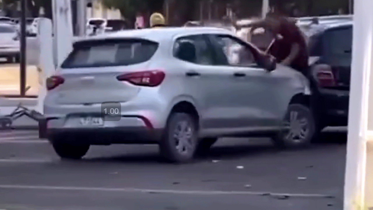 Biri kılıç çekti, diğeri arabayla ezdi! Trafikte görülmemiş kavga