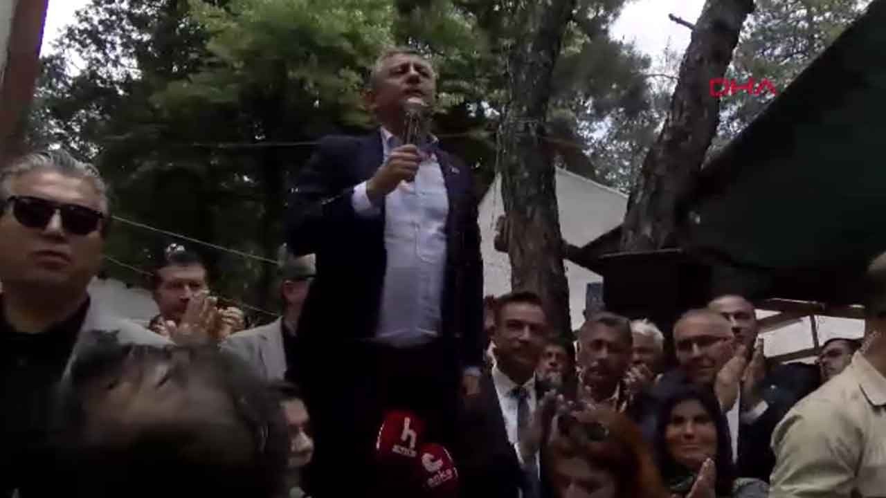 Biri sandalyenin, biri bankın üstünde: Devrik Özgür 'Gel Muharrem'in yolunda