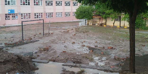 Biriken sel suları okul duvarını yıktı