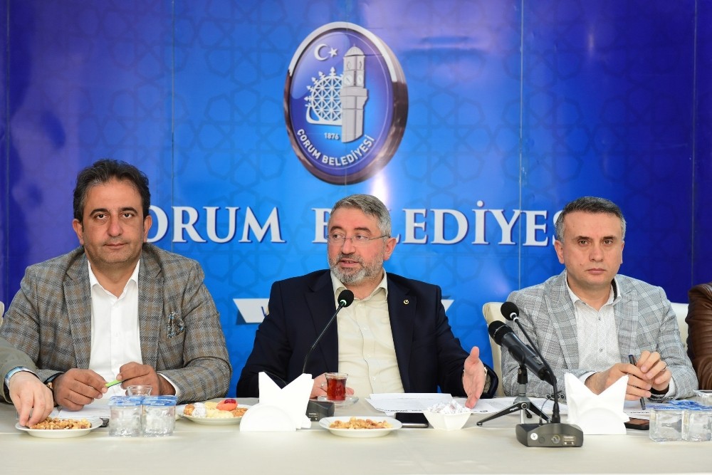 Birim müdürleri ile biraya gelen Belediye Başkanı Aşkın; 