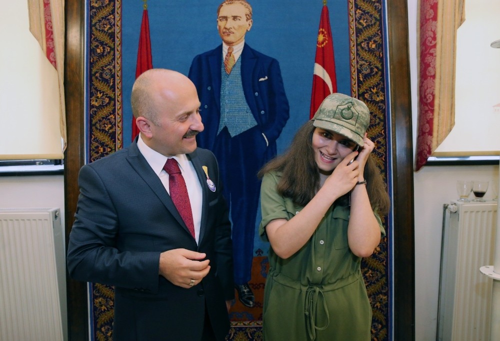 Birinci olduğu şiirini Fırat Kalkanı Harekâtı’nda görev yapan babasına telefonda hediye etti 