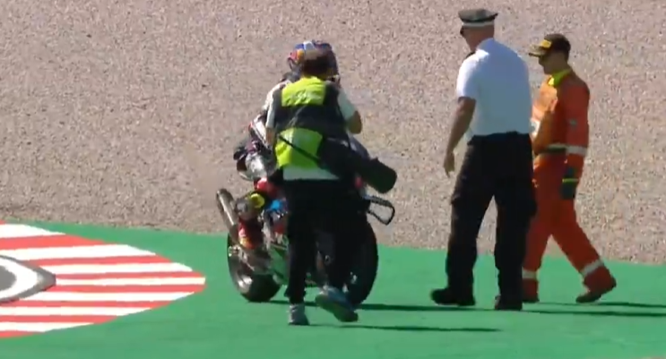 Birincilik sonrası kelepçeyle kutlama! Toprak Razgatlıoğlu’ndan şampiyonluk sonrası polise yakalandı