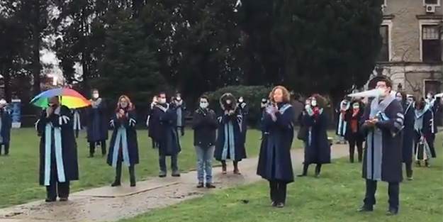 Birkaç akademisyenden LGBTİ paçavralı 'Boğaziçi' eylemi!