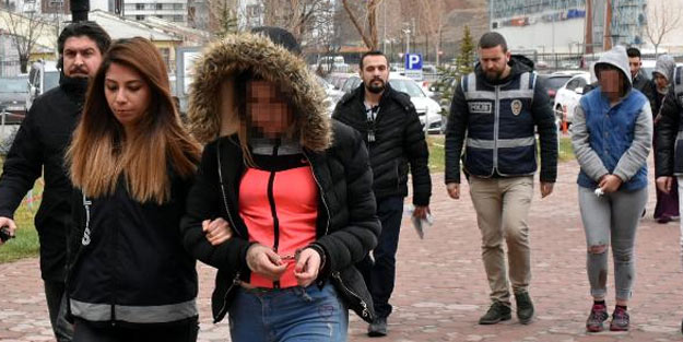 Birlikte alkol aldıkları arkadaşlarını bıçaklayan 2 genç kız, gözaltına alındı