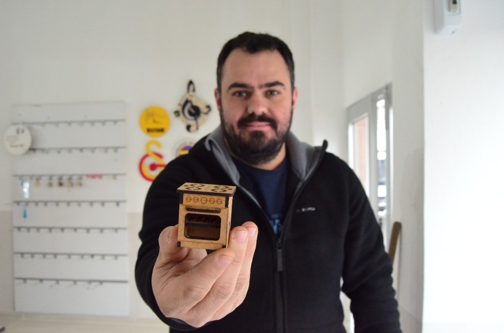 “Birlikte başaracağız” dedi ve çocuklar için ahşap oyuncak üretti 