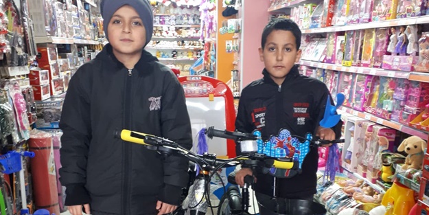 Bisiklet için biriktirdikleri parayı depremzedelere bağışladılar! O kardeşlere hayırseverlerden sürpriz