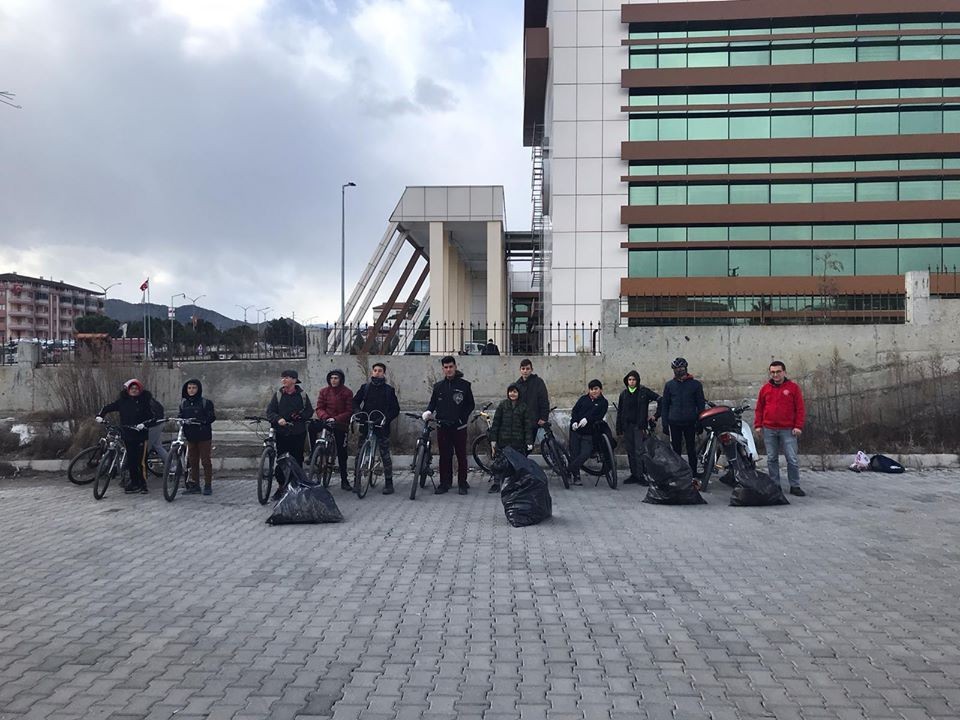Bisiklet kulübü üyelerinden çevre temizliği 