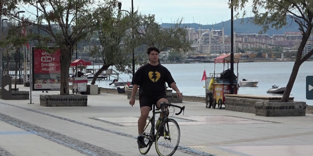 Bisiklet sürerken sucuklu yumurta yaptı, o görüntüler milyonlarca izlendi