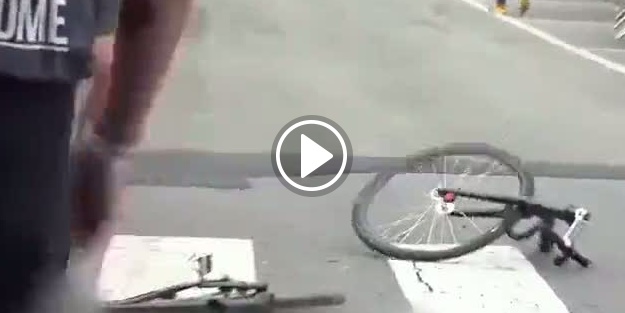 Bisikleti bozulan sporcudan ilginç hareket