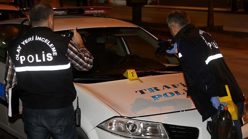 Bisikletinine el koyan polislerin aracını yakmaya kalktı