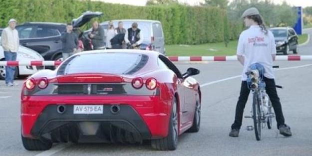 Bisikletiyle Ferrari'ye toz yutturdu