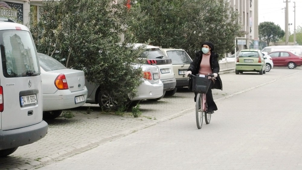 Bisikletiyle yaşlıların maaşlarını dağıtıyor 