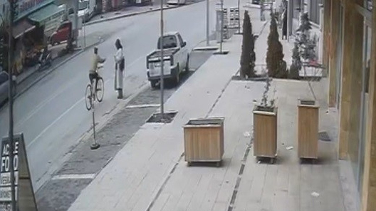 Bisikletiyle yolda duran kadının telefonunu çaldı! Yaptığı savunma şoke etti