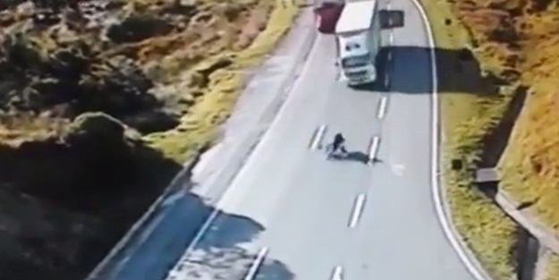 Bisikletli gençler ölüme böyle gitti - VIDEO