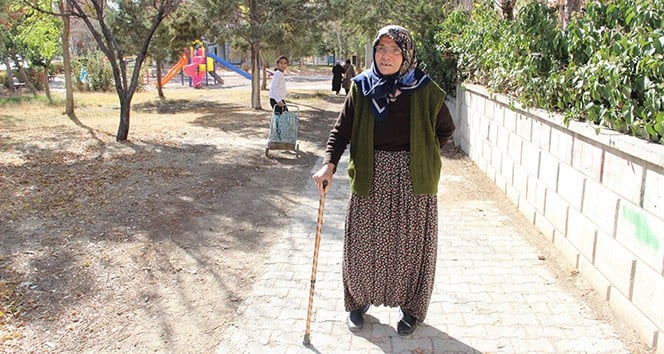Bisikletli hırsız yaşlı kadının cüzdanını alarak kaçtı