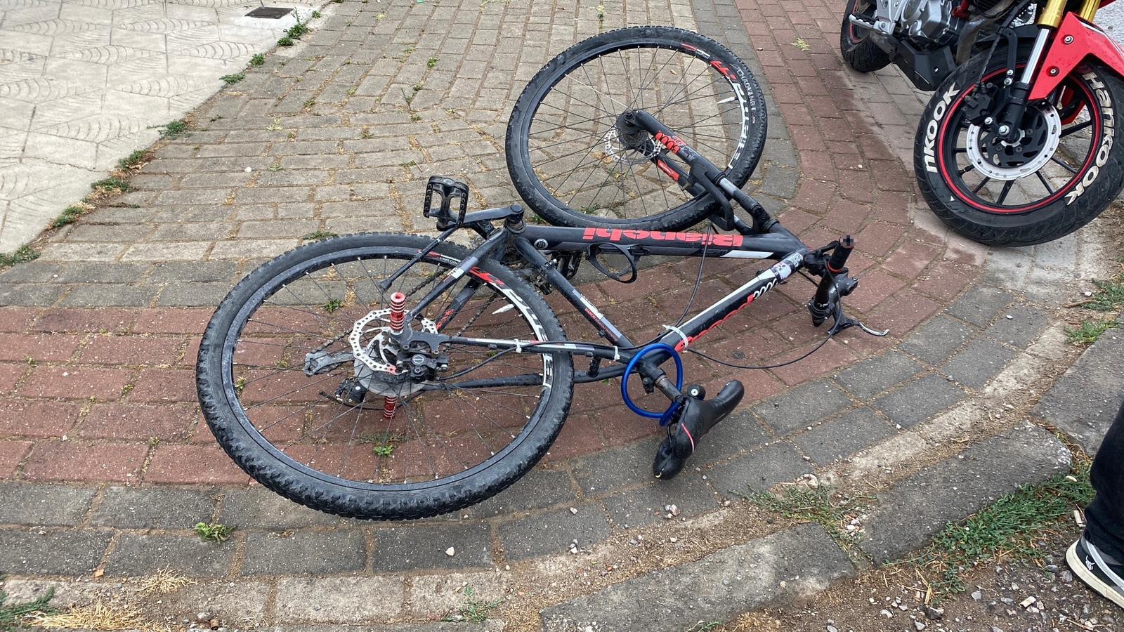 Bisikletten düşen çocuğun bacağına direksiyon saplandı