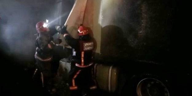Bisküvi yüklü TIR TEM’de alev alev yandı