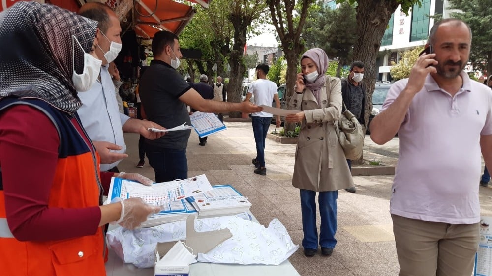 Bismil Belediyesi vatandaşlara maske ve imsakiye dağıttı 