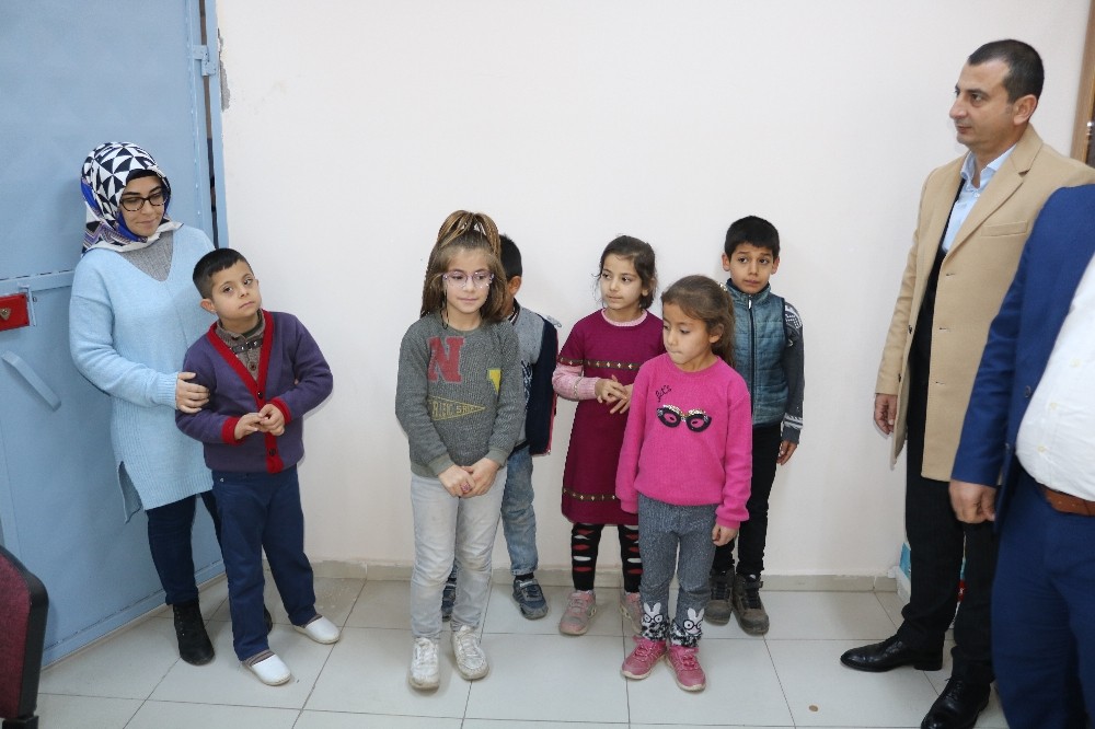 Bismil’de 300 öğrenciye kışlık giysi yardımı 