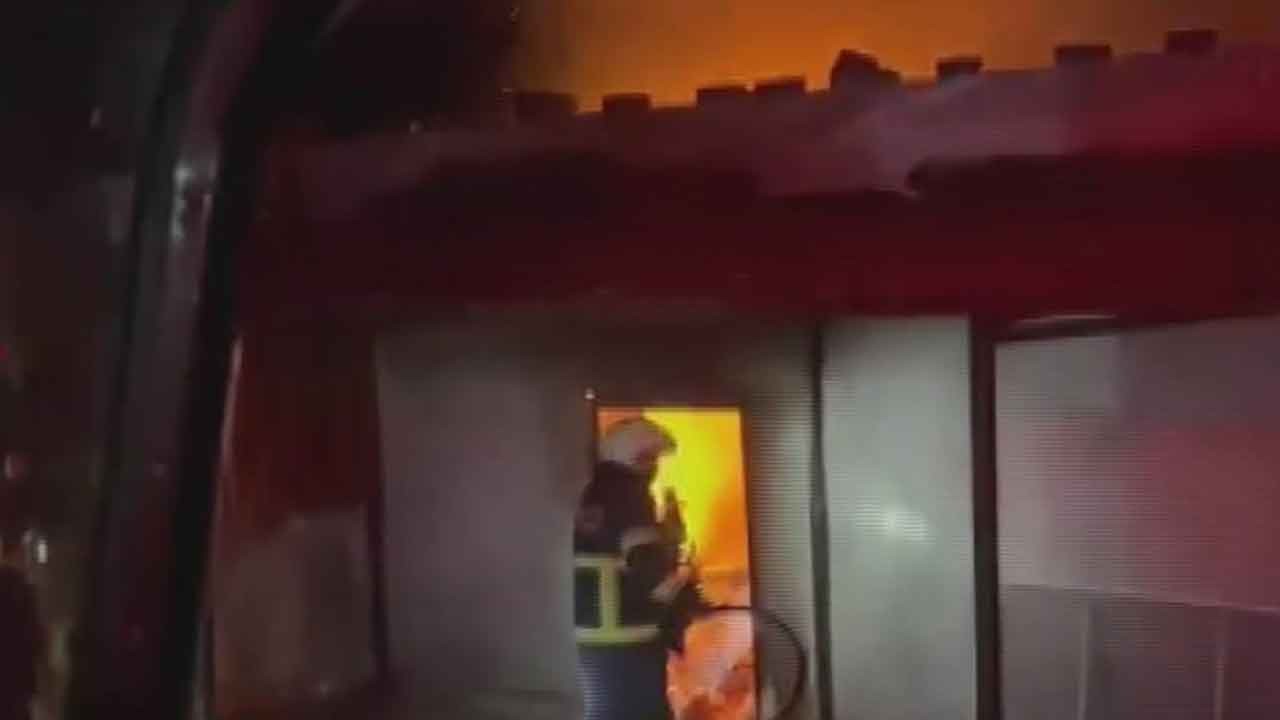 Bismil'de korkutan alevler! Metruk bina gece yarısı alevlere teslim oldu