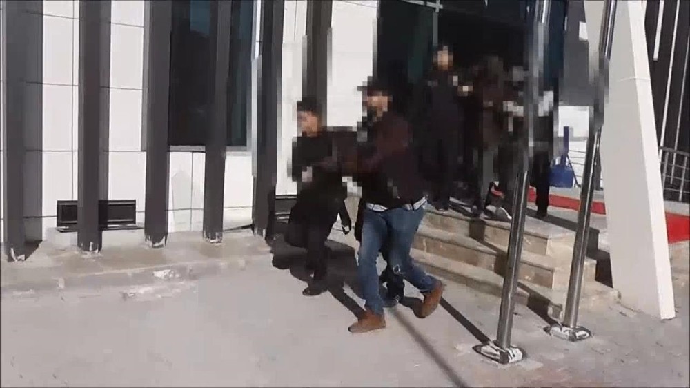 Bismil’de takibe alınan şahıslar 22 kilogram esrar ile yakalandı 