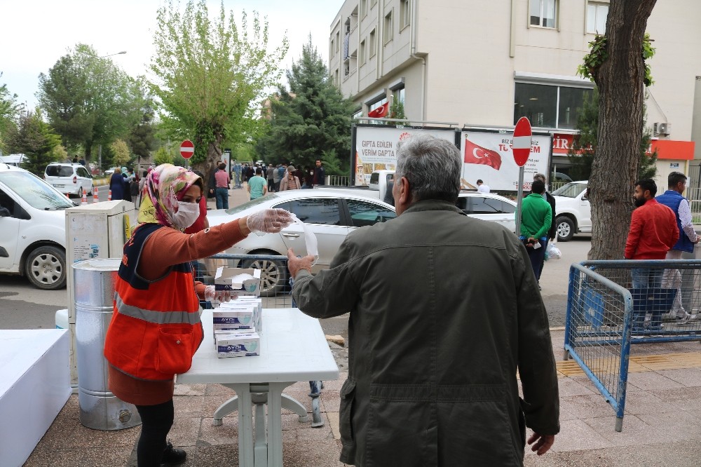 Bismil’de vatandaşlara her gün 10 bin adet ücretsiz maske dağıtılıyor 
