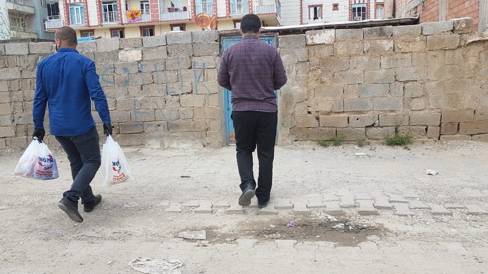Bismilli iş adamları 100 aileye gıda kolisi dağıttı 
