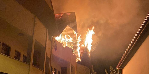 Bitişik iki villa cayır cayır yandı