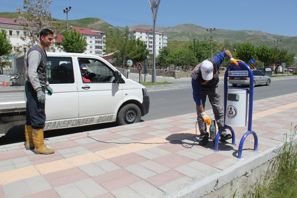 Bitlis Belediyesinden işlek caddelere yeni çöp kovaları 