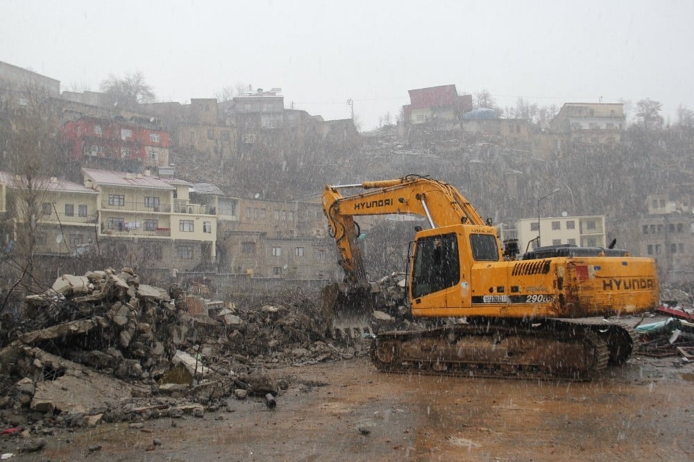 Bitlis Belediyesinden yıkım çalışması 