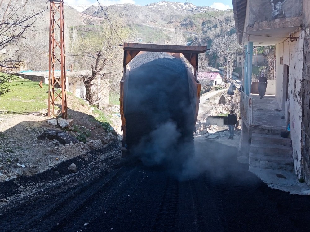 Bitlis Belediyesinden yol asfaltlama çalışması 