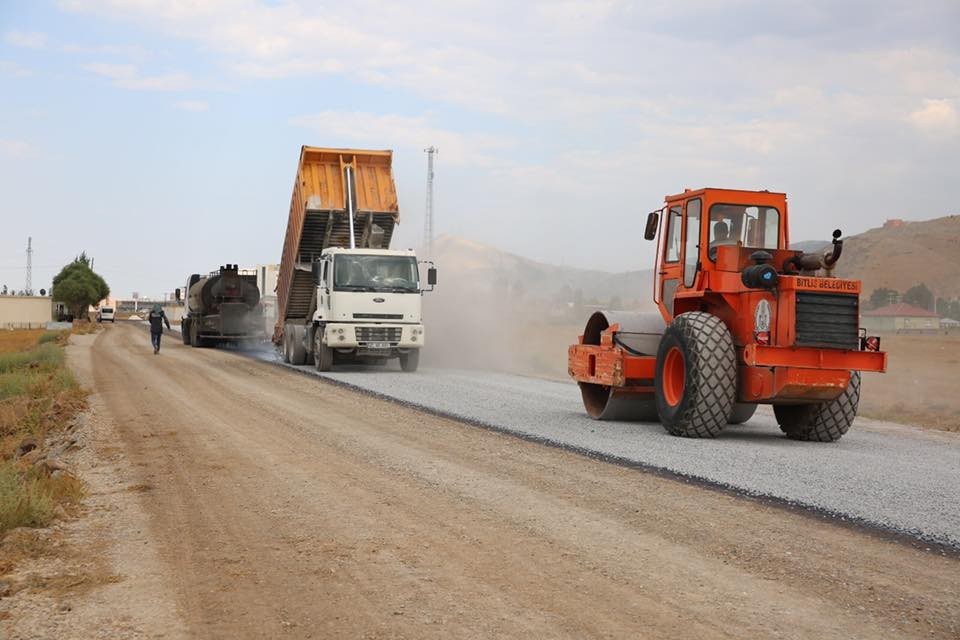Bitlis Belediyesinden yol çalışmaları 