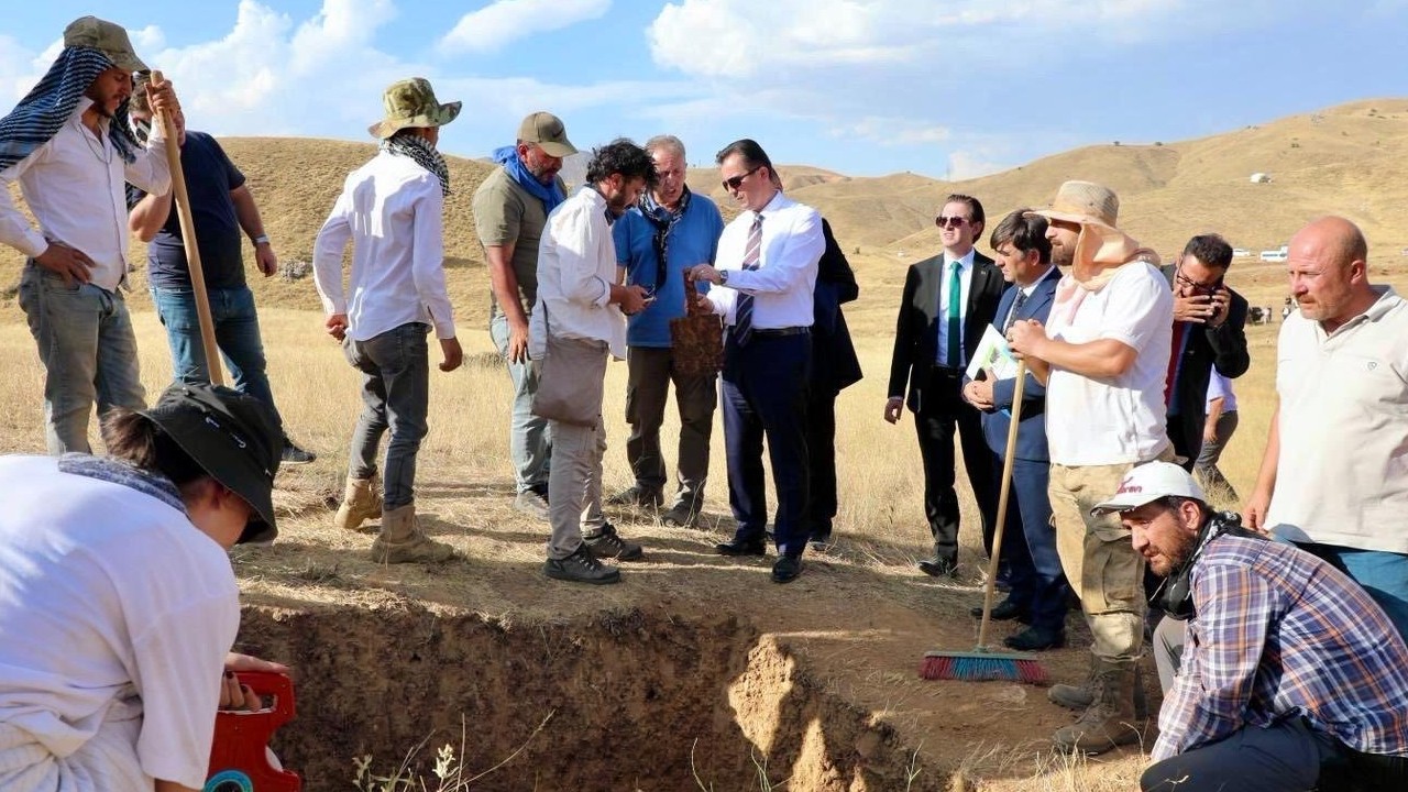 Bitlis Valisi Karakaya, Karçınbaşı mevkiindeki kazı çalışmalarını yerinde inceledi