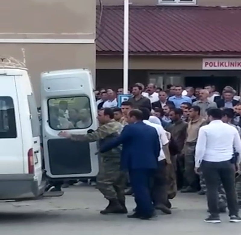 Bitlis’in Hizan ilçesinde meydana gelen trafik kazasında ilk belirlemelere göre 8 kişi hayatını kaybetti, 5 kişi yaralandı 