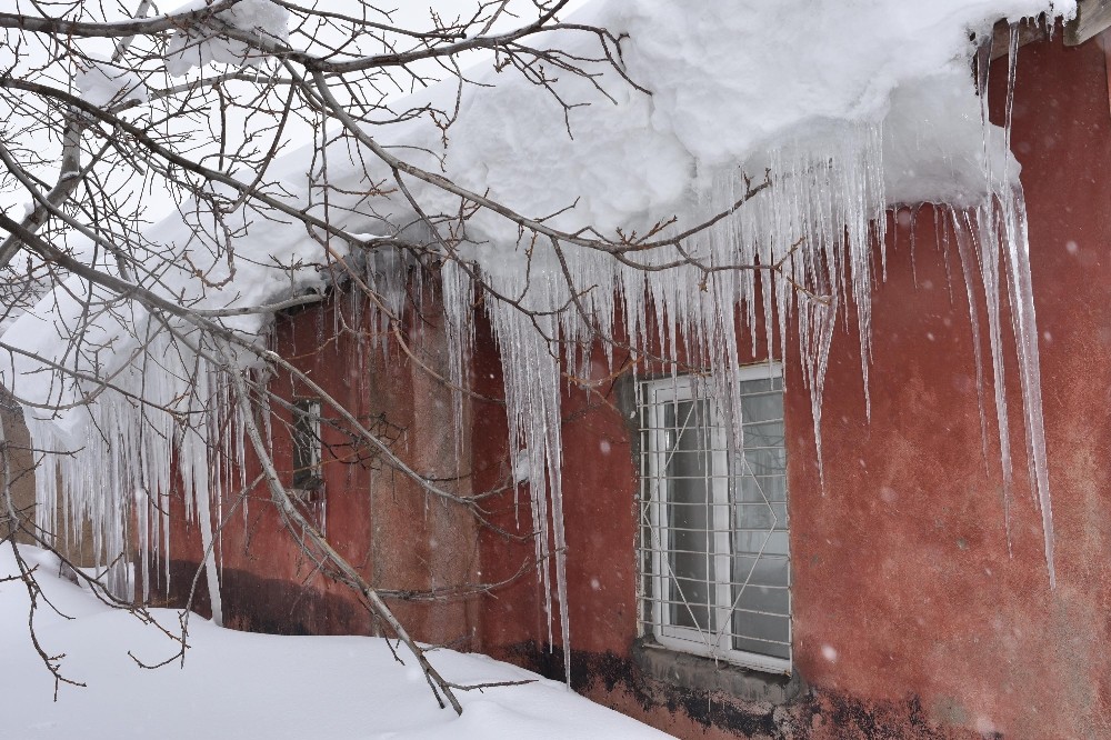Bitlis’te 154 köy yolu ulaşıma kapandı 
