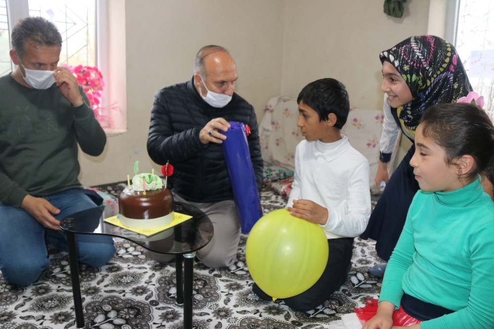 Bitlis’te 23 Nisan’da doğan çocuklara sürpriz doğum günü 