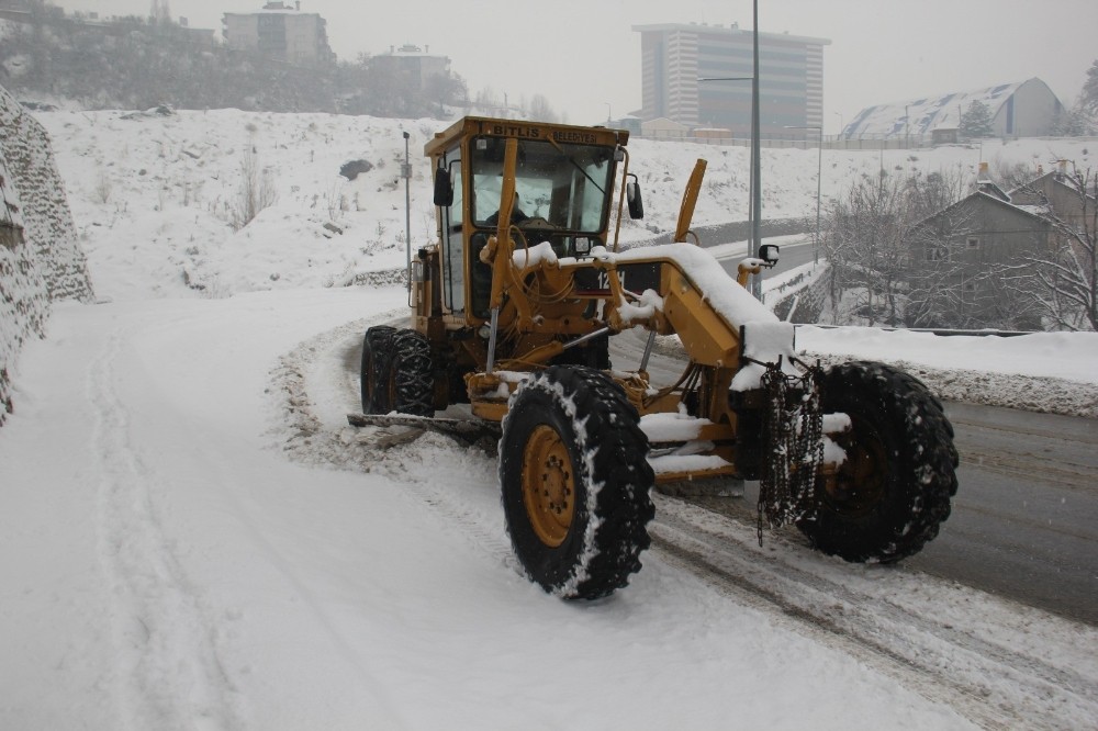 Bitlis’te 34 köy yolu ulaşıma kapandı 