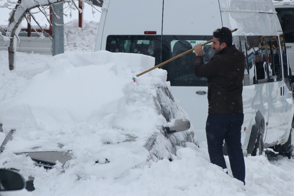 Bitlis’te 600 yerleşim yerinin yolu kardan kapalı 