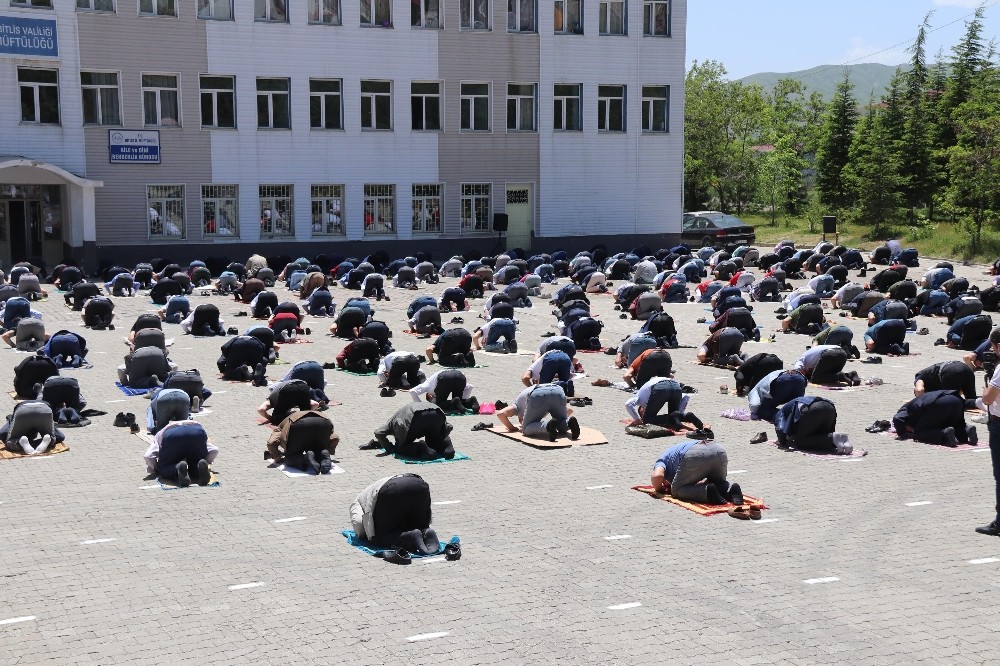 Bitlis’te 64 camide cuma namazı kılındı 