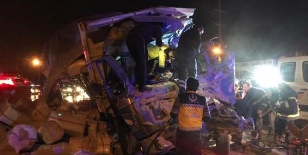 Bitlis’te askeri araçla kamyon çarpıştı: 1 ölü, 2 asker yaralı