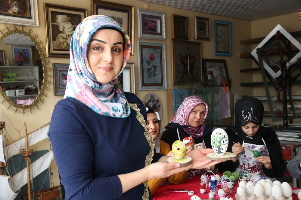 Bitlis’te büyüleyen yumurta işleme sanatı 