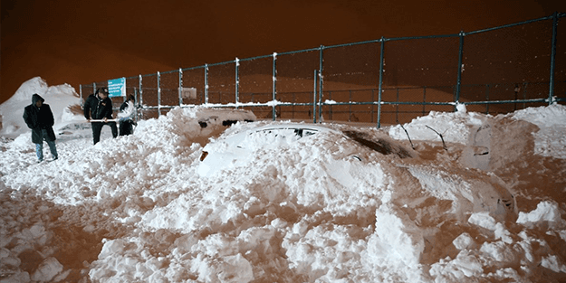Bitlis'te çığ düştü! 7 araç karların altında kaldı