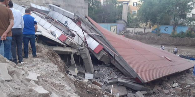Bitlis'te facianın eşiğinden dönüldü! 4 katlı bina yerle bir oldu