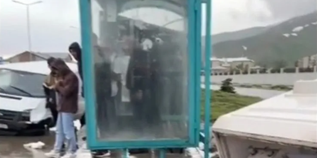 Bitlis’te feci kaza! Kontrolden çıkan minibüs kaldırımdaki vatandaşların arasına daldı