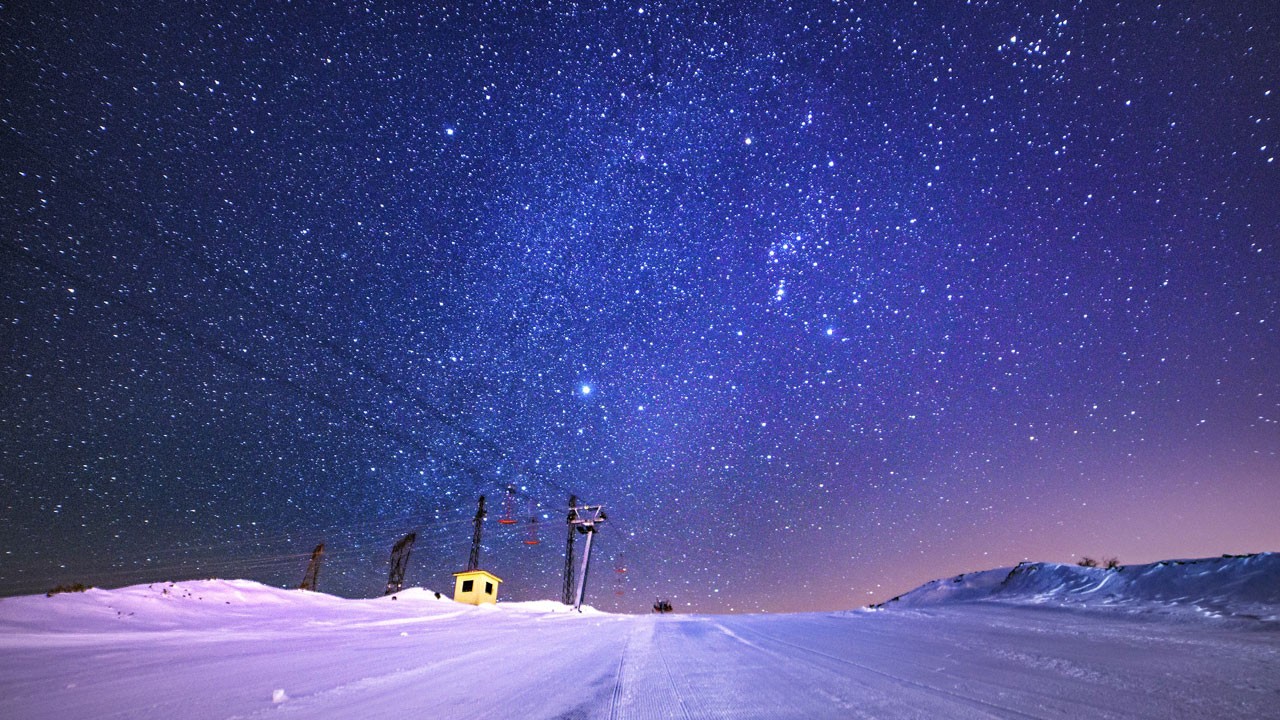 Bitlis’te gecenin büyüsü! Beyaz örtü üzerinde yıldız şöleni