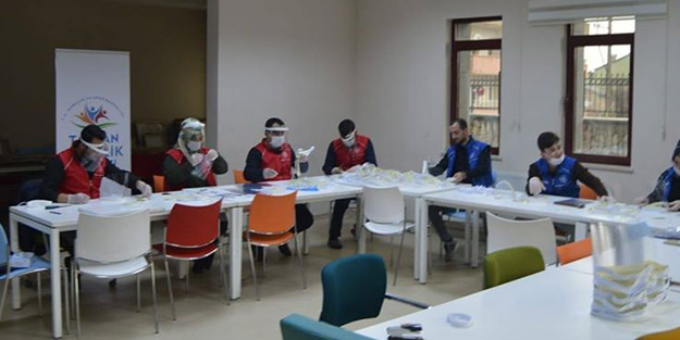 Bitlis'te gönüllü gençlerden koronavirüse karşı dev hamle