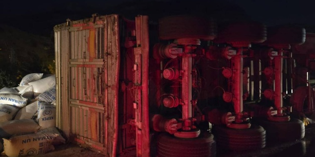 Bitlis’te hayvan yemi yüklü tır kaza yaptı