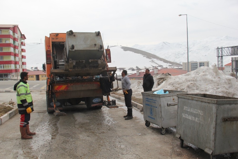 Bitlis’te kar ve çöpler ayrıştırılıyor 